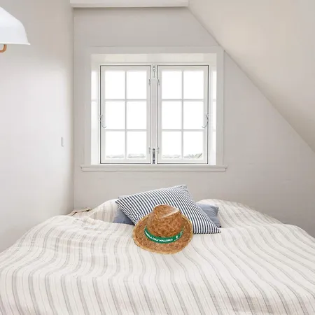 6 Person In Fano-by Traum *