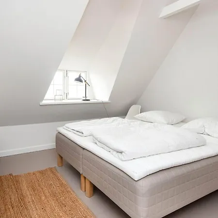 6 Person In Fano-by Traum