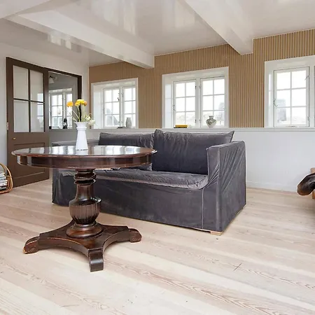 6 Person In Fano-by Traum