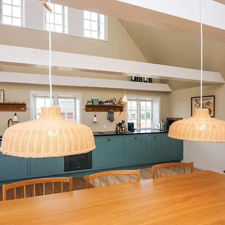 6 Person In Fano-by Traum *